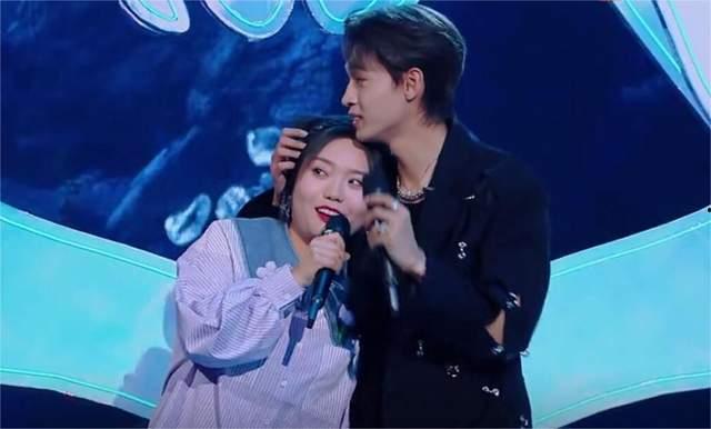 最新歌手恋情爆料,当红歌手甜蜜牵手，粉丝直呼祝福！